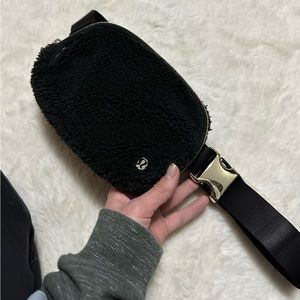 Black sherpa Lululemon belt bag